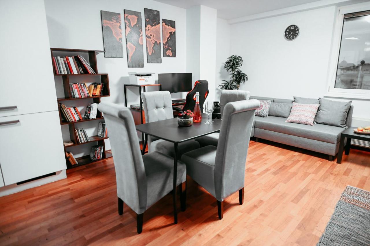 Shopping Center 8 Apartment *