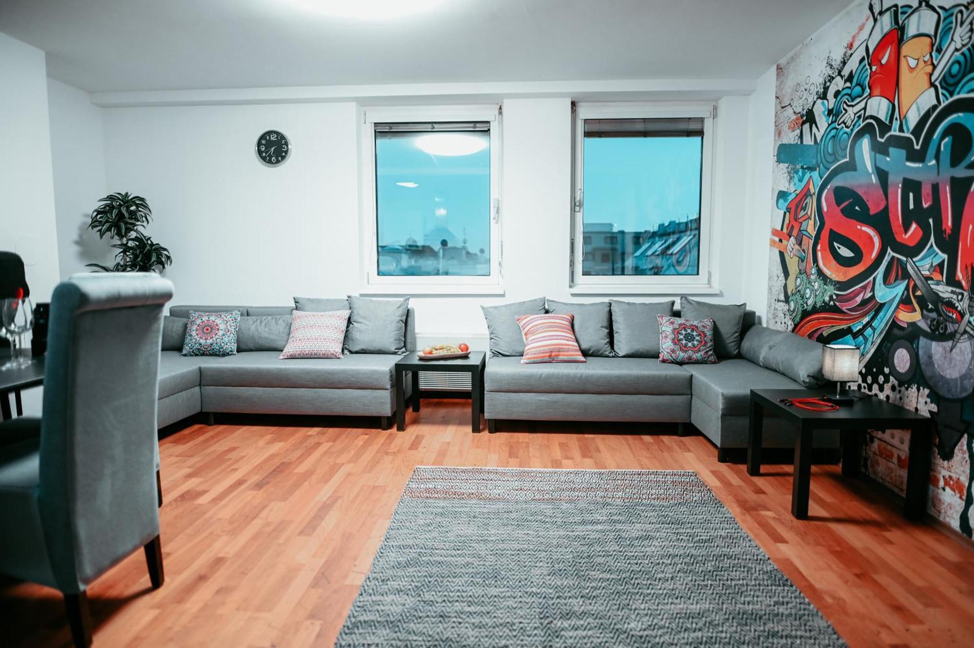 Shopping Center 8 Apartment *